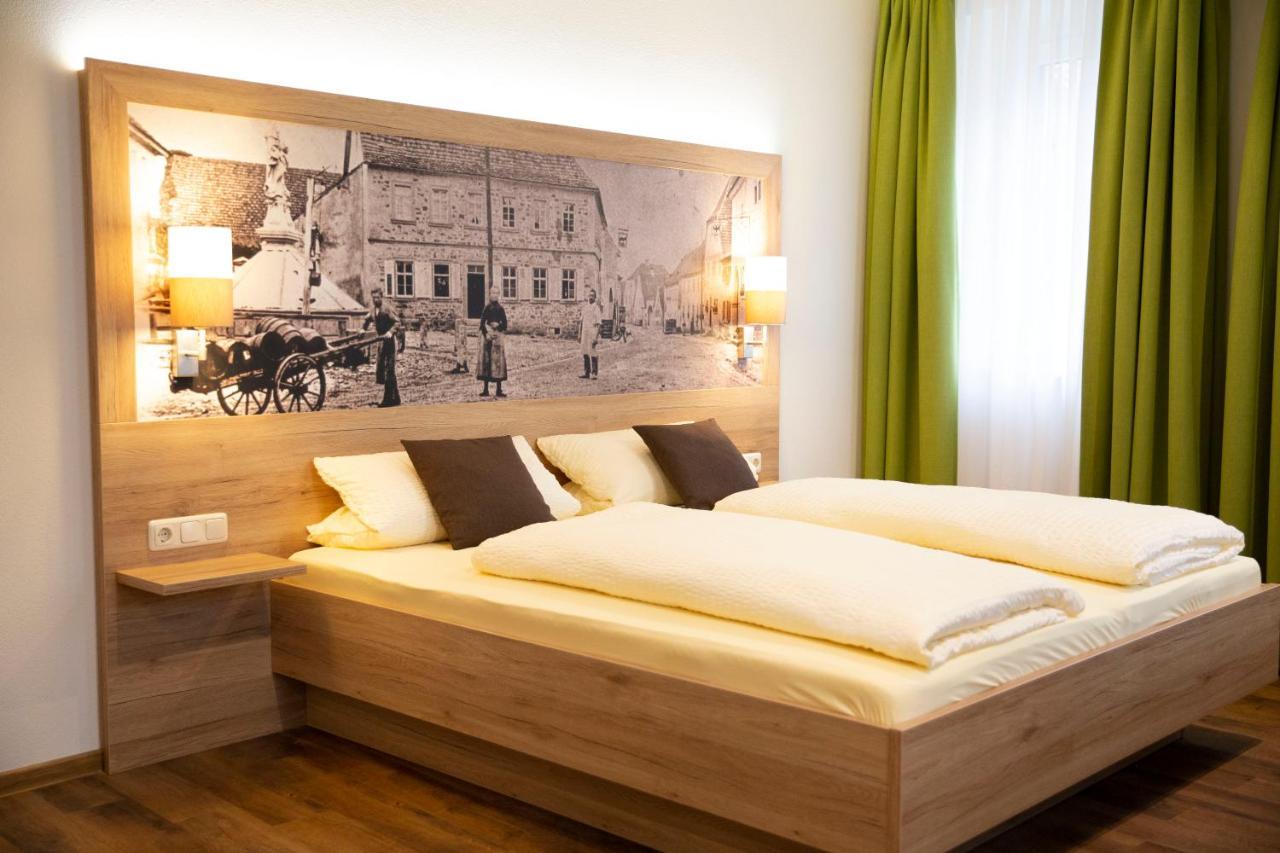 Grosslangheim Der Patrizierhof - Weingut Gasthof Hotel - Familie Grebner מראה חיצוני תמונה